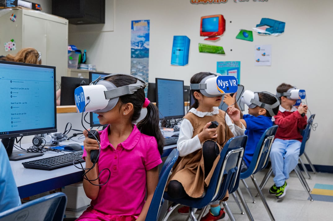 1B AAAA Comp VR Googles Blue Lab 2025_05_13-5